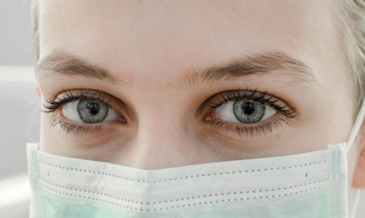 Novotel Chennai Sipcot Extérieur photo A doctor wearing a surgical mask