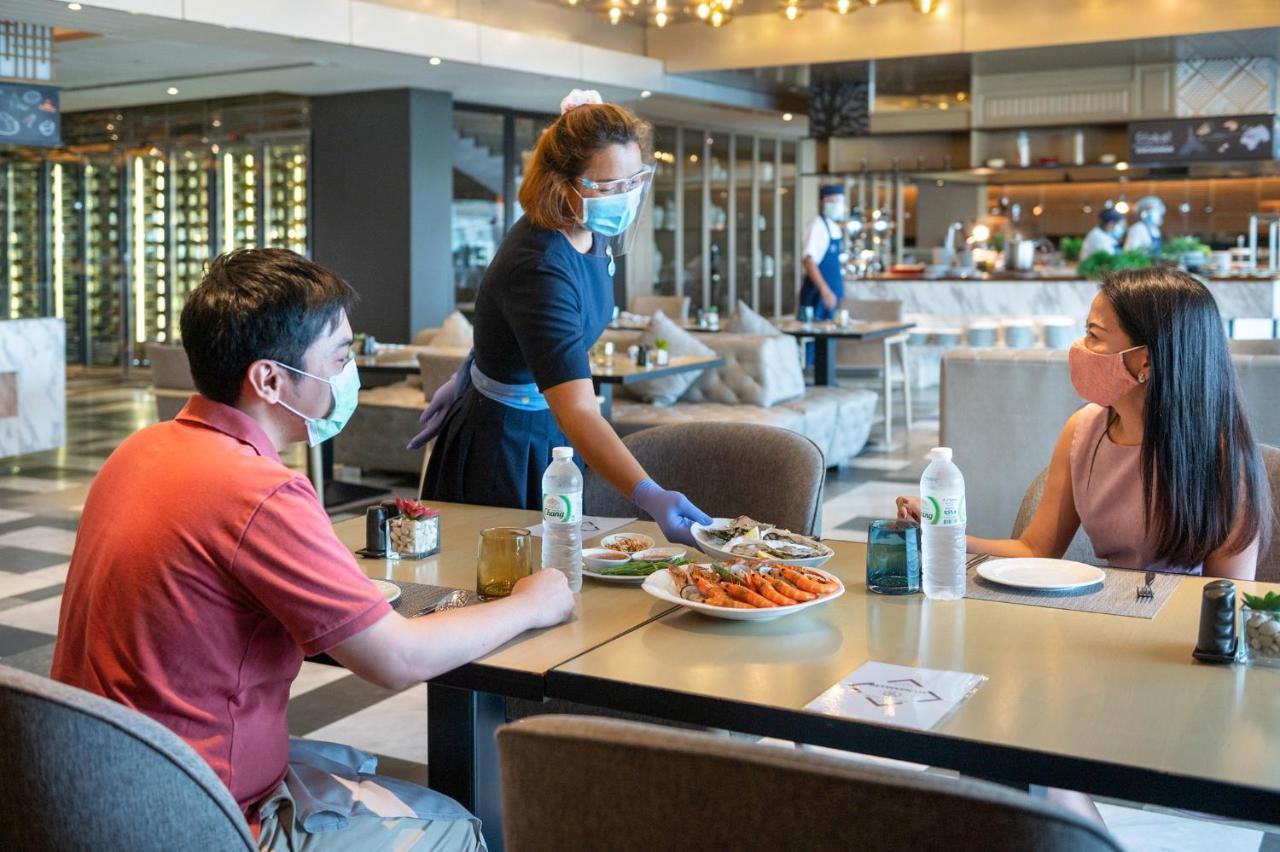 Novotel Chennai Sipcot Extérieur photo A restaurant in Vietnam reopening after COVID-19 lockdown