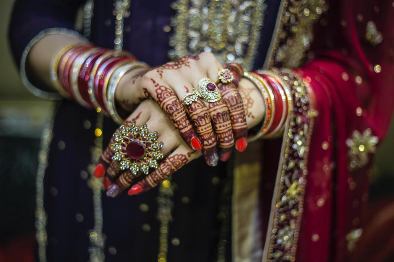 Novotel Chennai Sipcot Extérieur photo A bride with henna on her hands