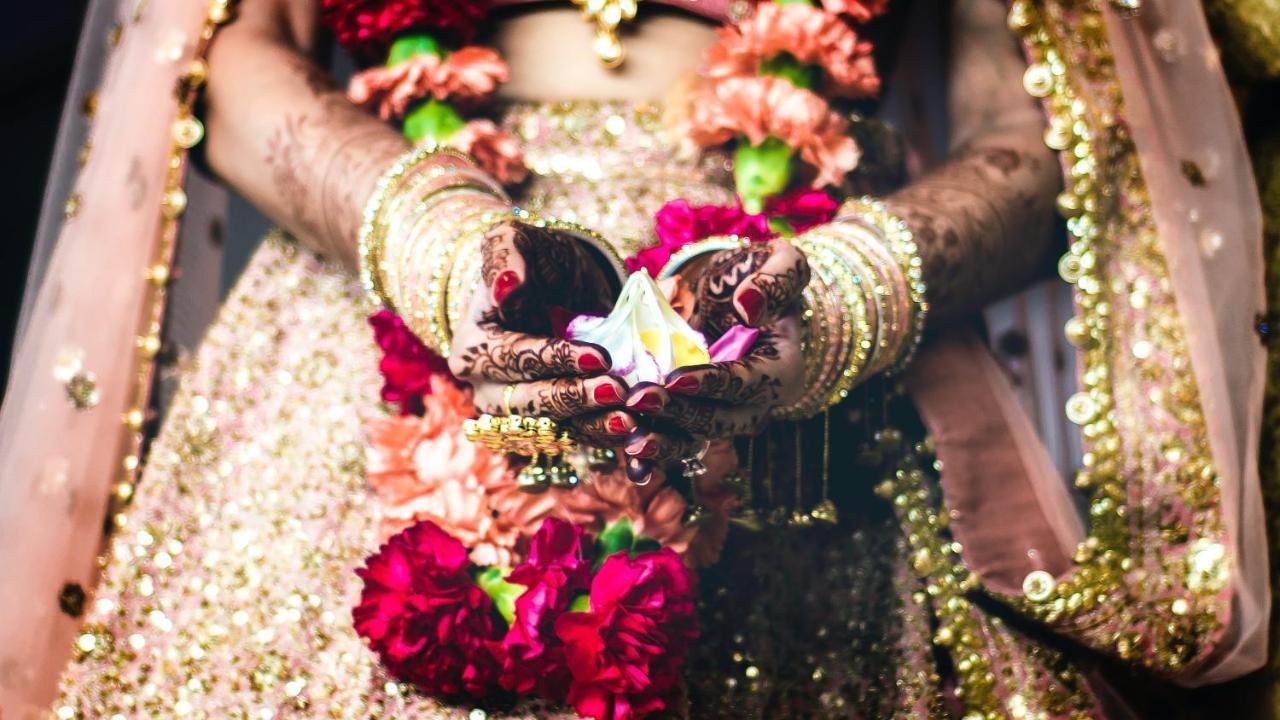 Novotel Chennai Sipcot Extérieur photo Bride holding a pot of haldi