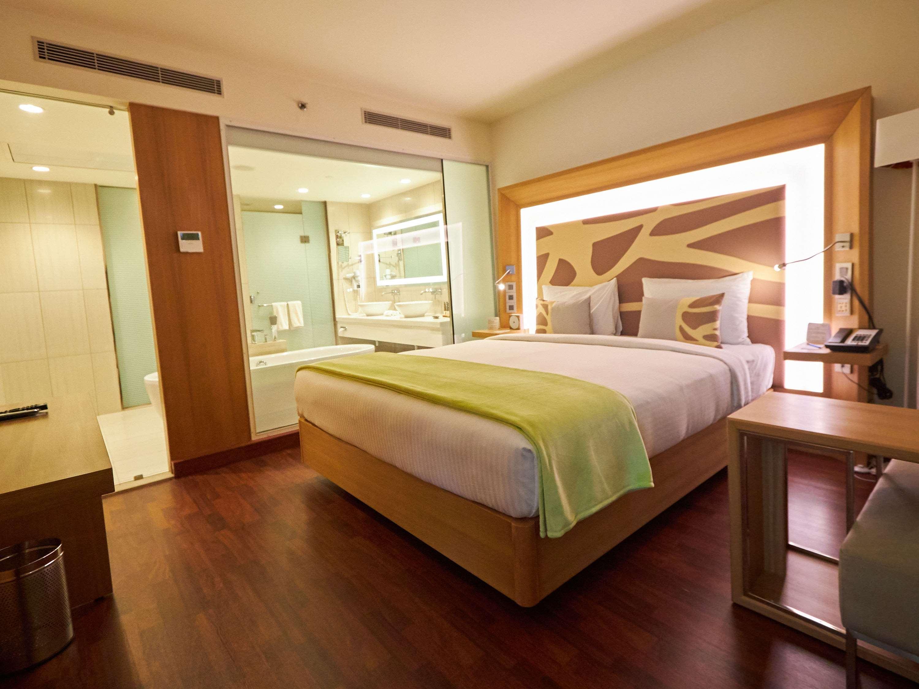 Novotel Chennai Sipcot Extérieur photo A room at the Park Inn
