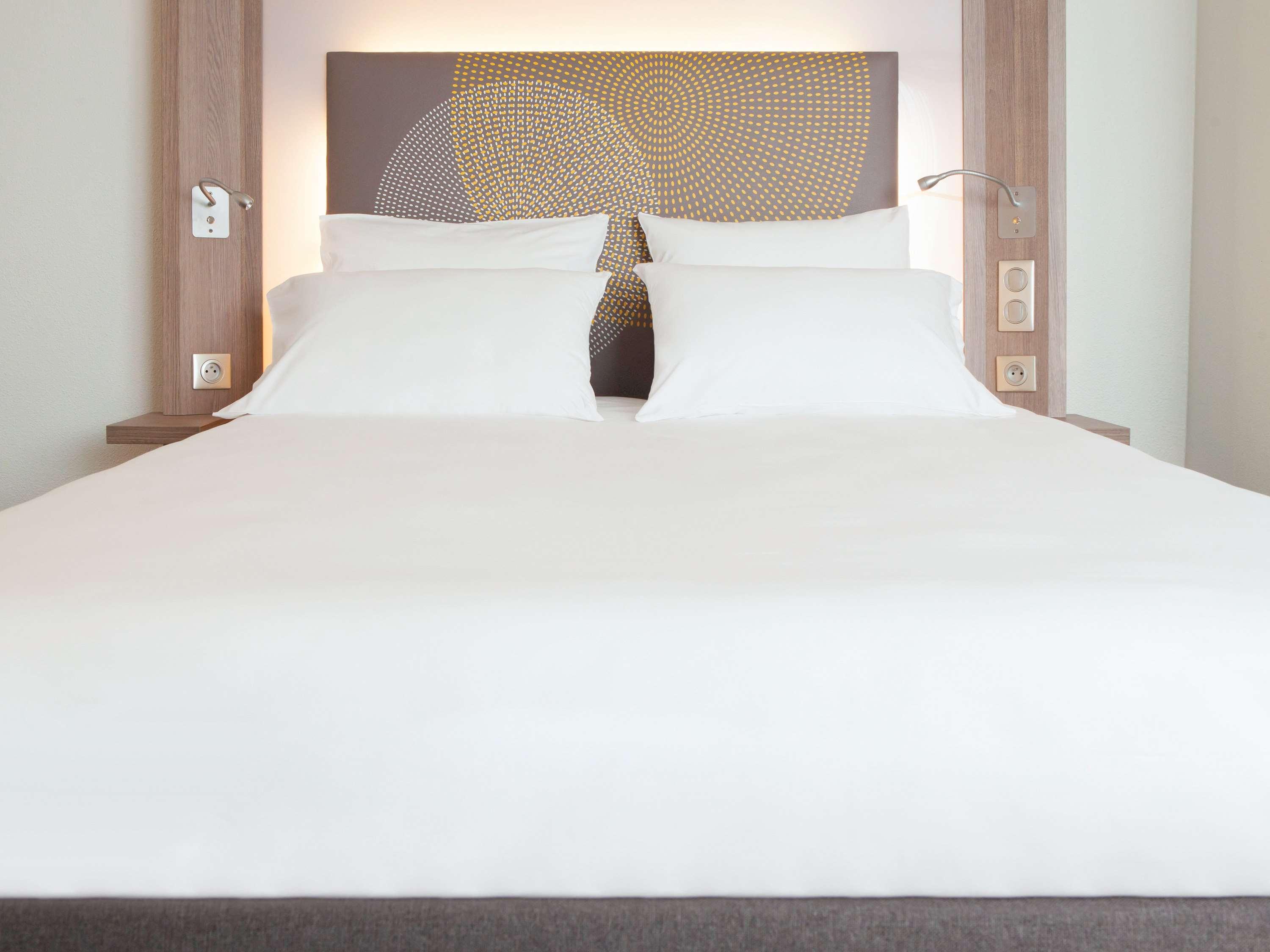 Novotel Chennai Sipcot Extérieur photo A bed with a duvet
