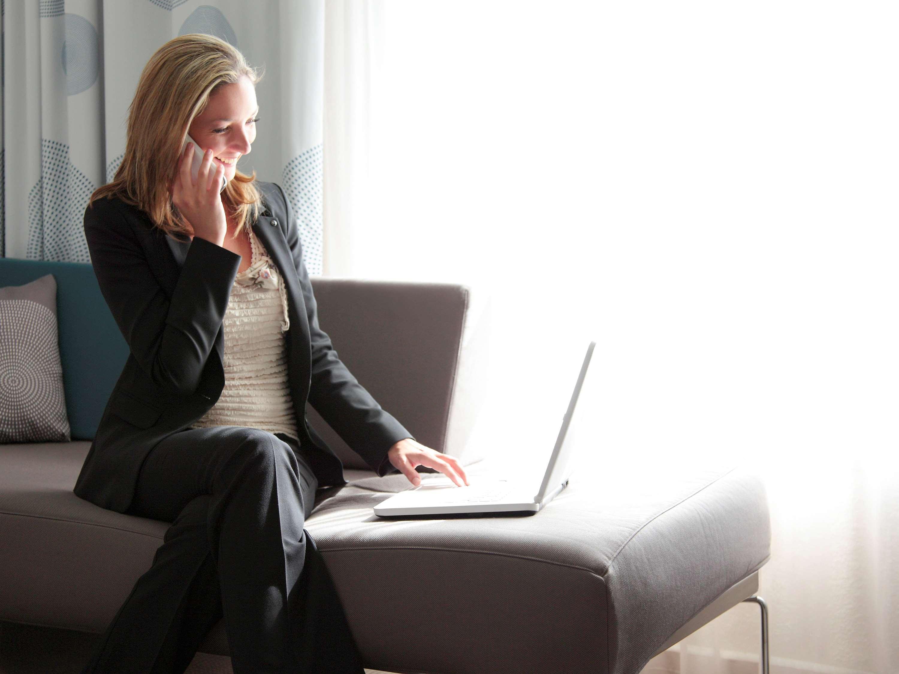 Novotel Chennai Sipcot Extérieur photo A woman working from home
