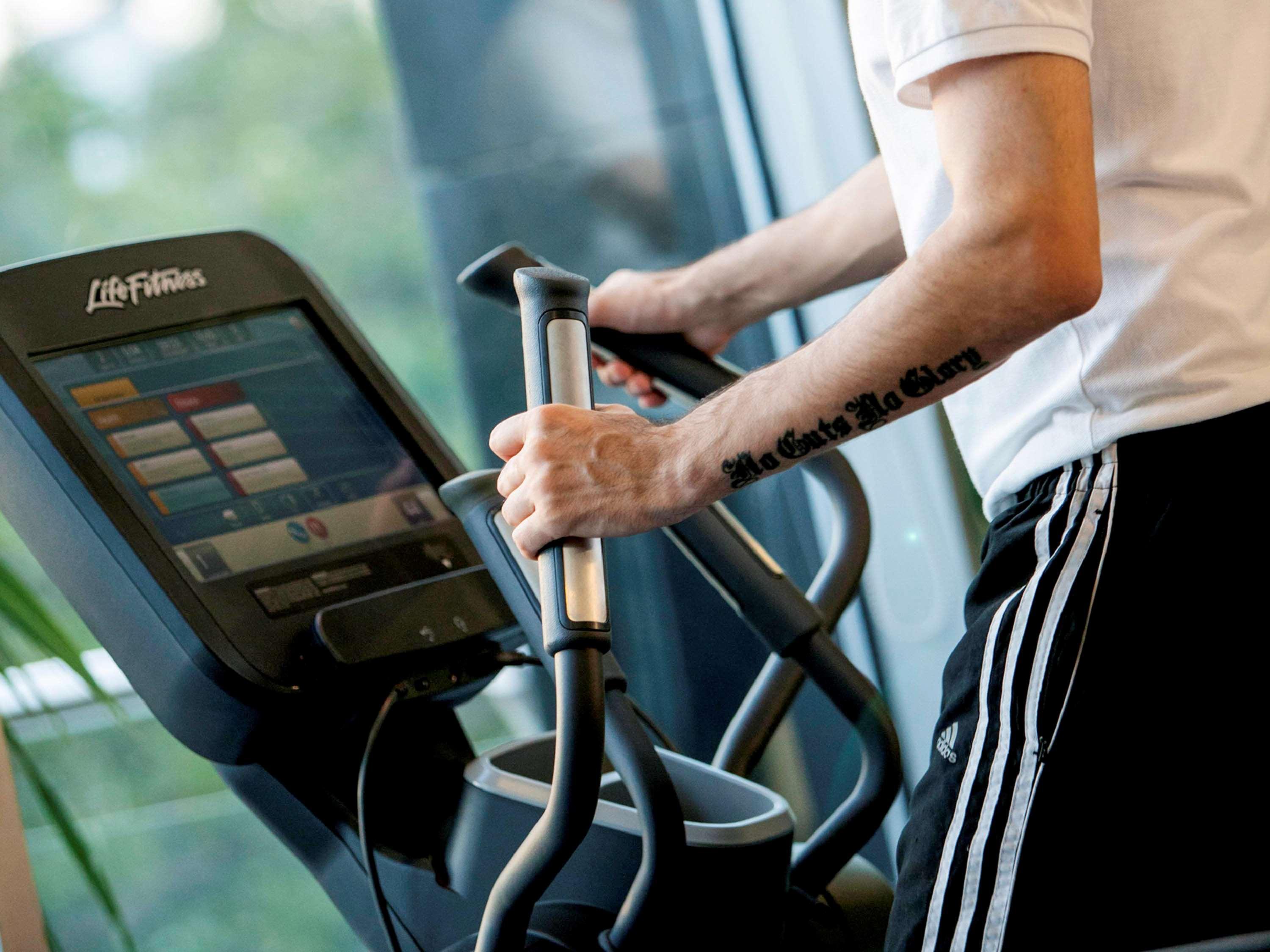 Novotel Chennai Sipcot Extérieur photo A cross trainer