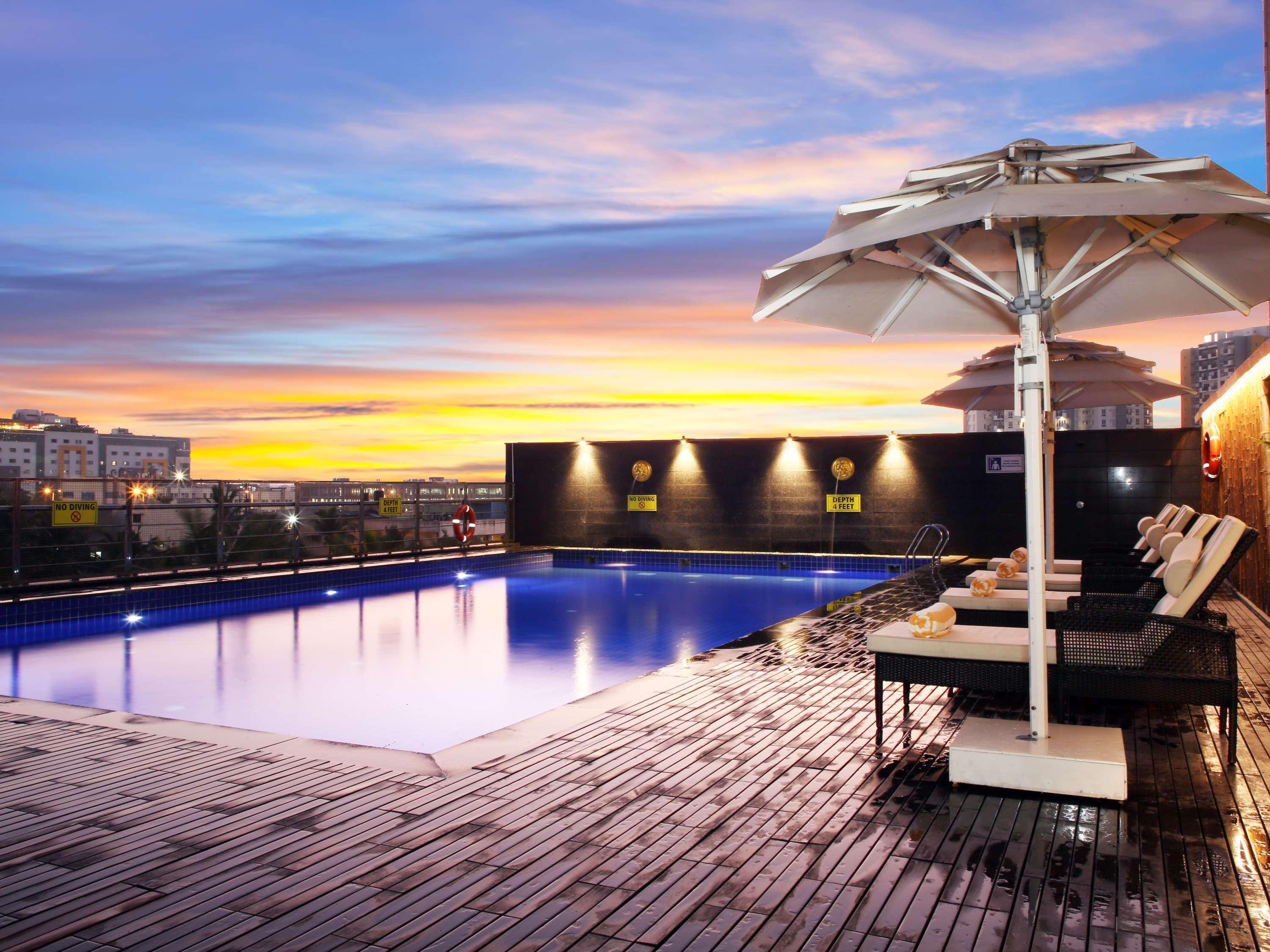 Novotel Chennai Sipcot Extérieur photo The swimming pool at the hotel