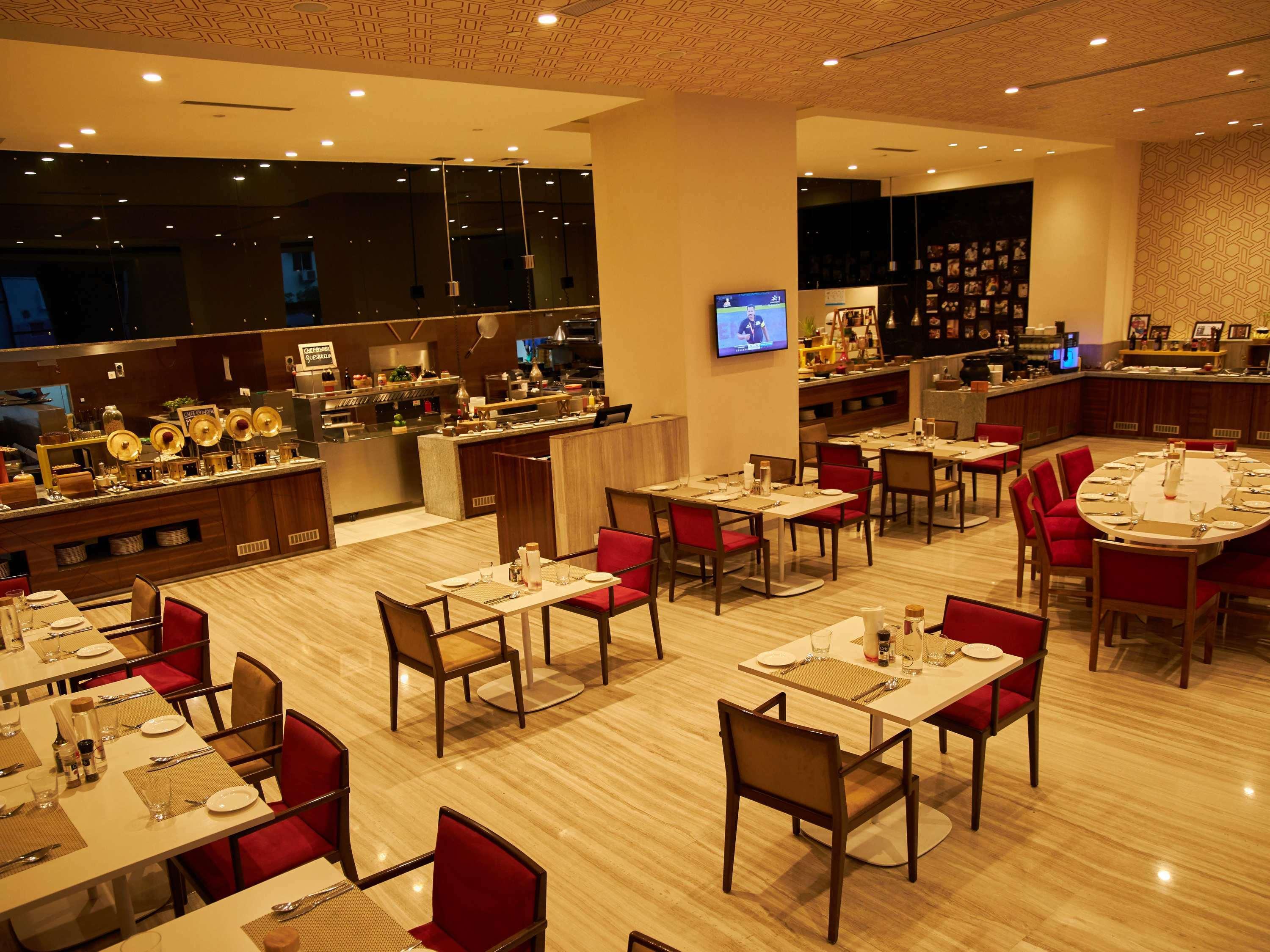 Novotel Chennai Sipcot Extérieur photo The restaurant at the hotel