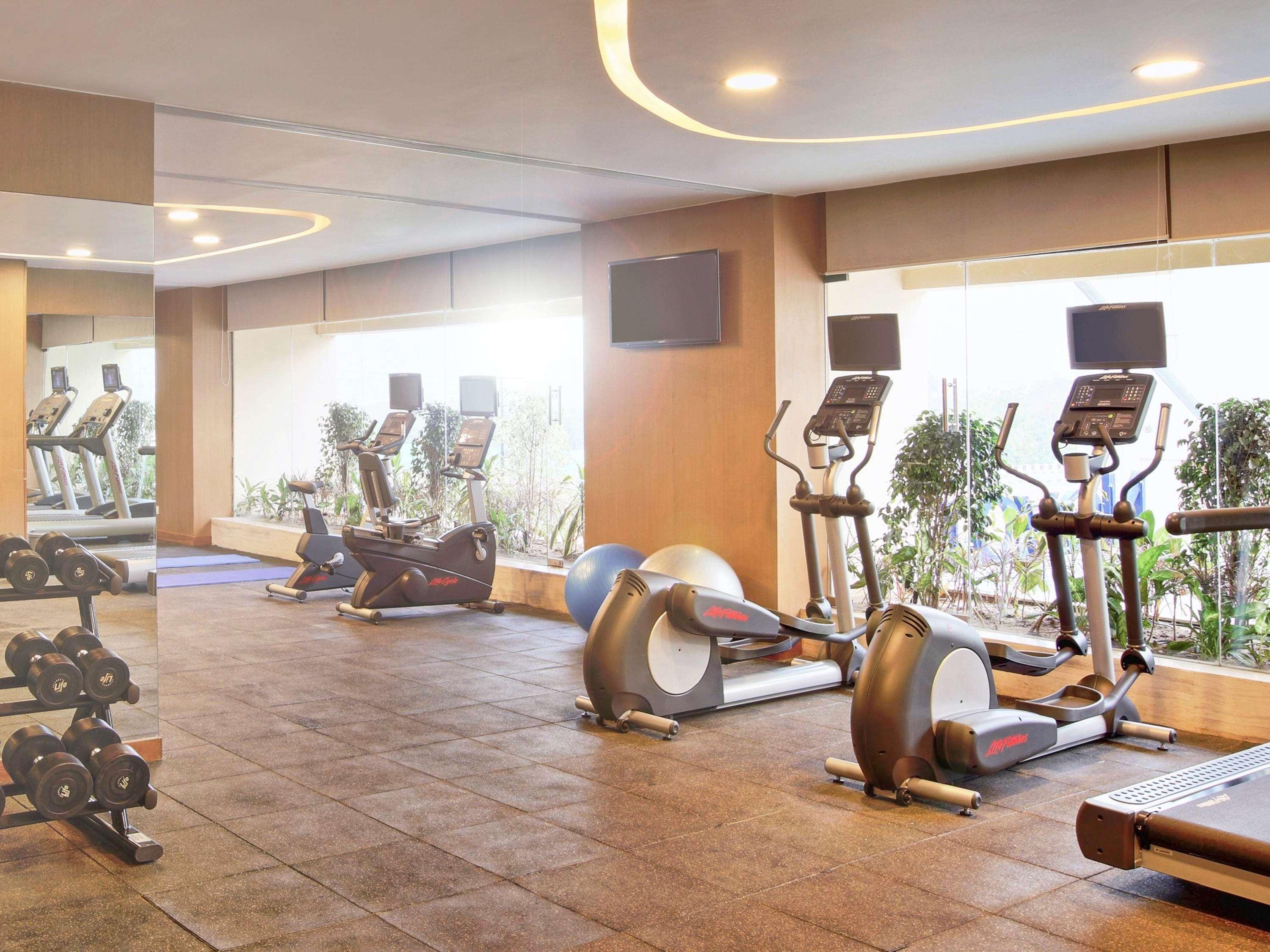 Novotel Chennai Sipcot Extérieur photo The gym at the hotel