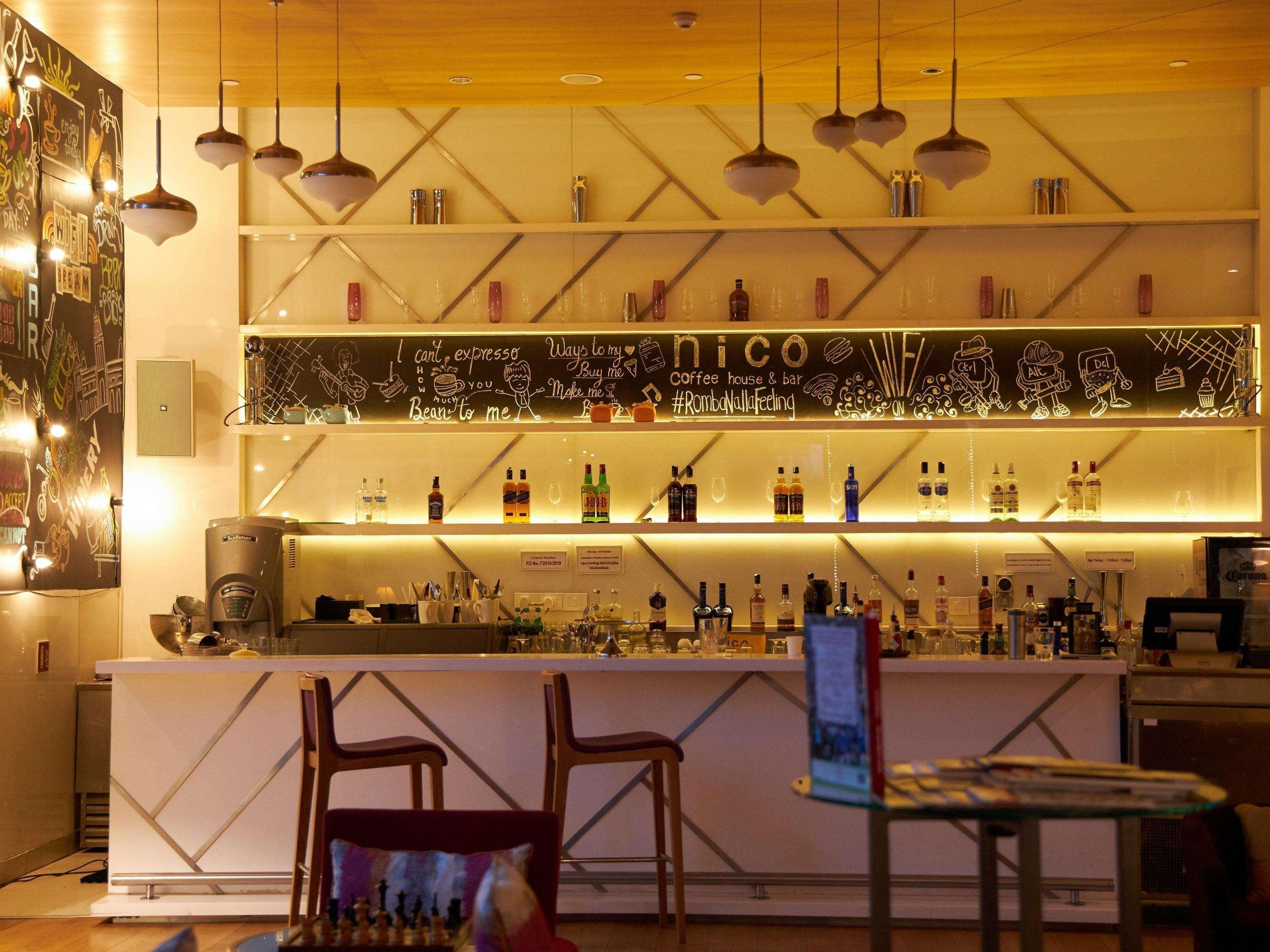 Novotel Chennai Sipcot Extérieur photo The bar at the 1900 restaurant