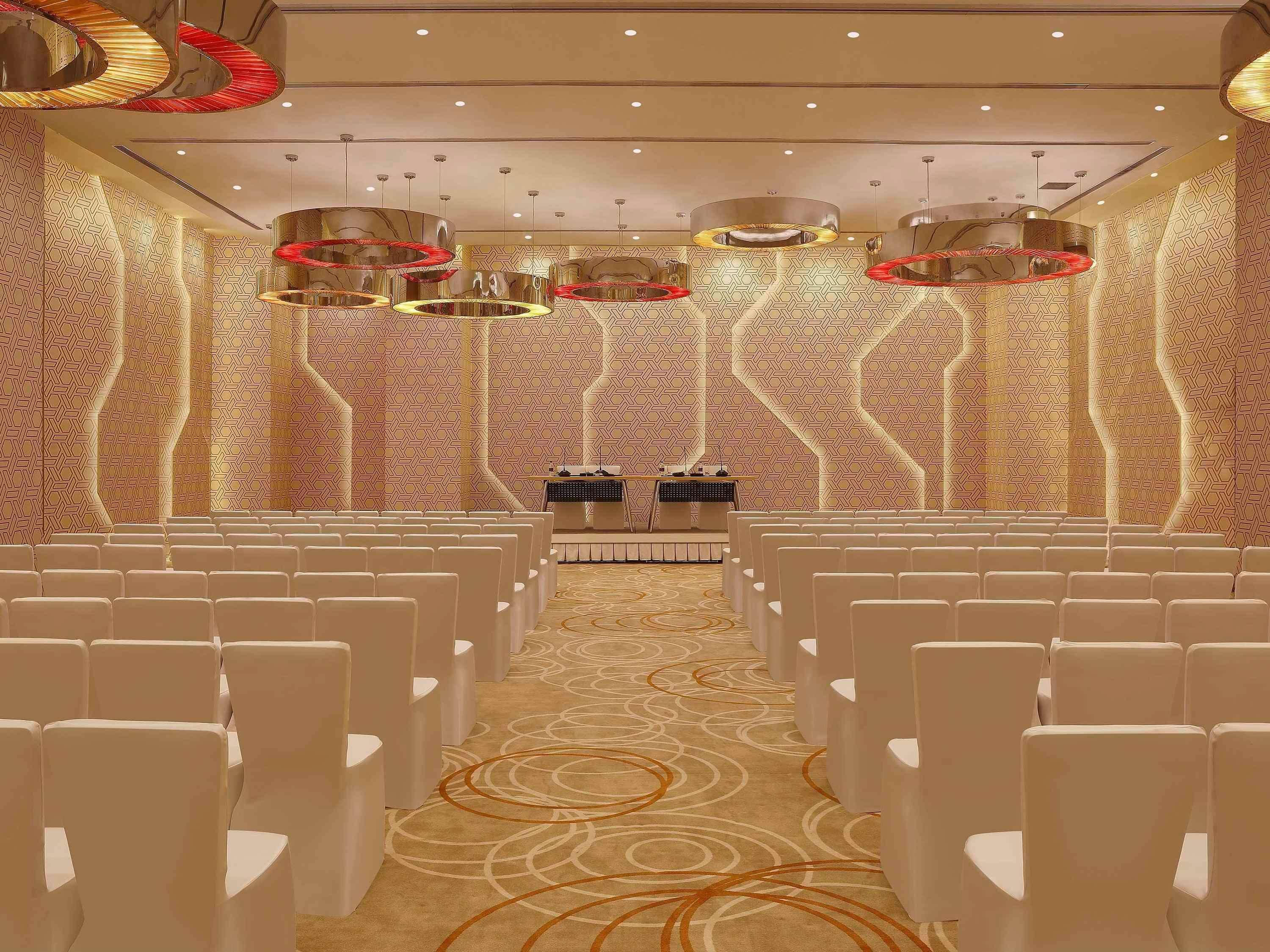 Novotel Chennai Sipcot Extérieur photo The interior of the new church