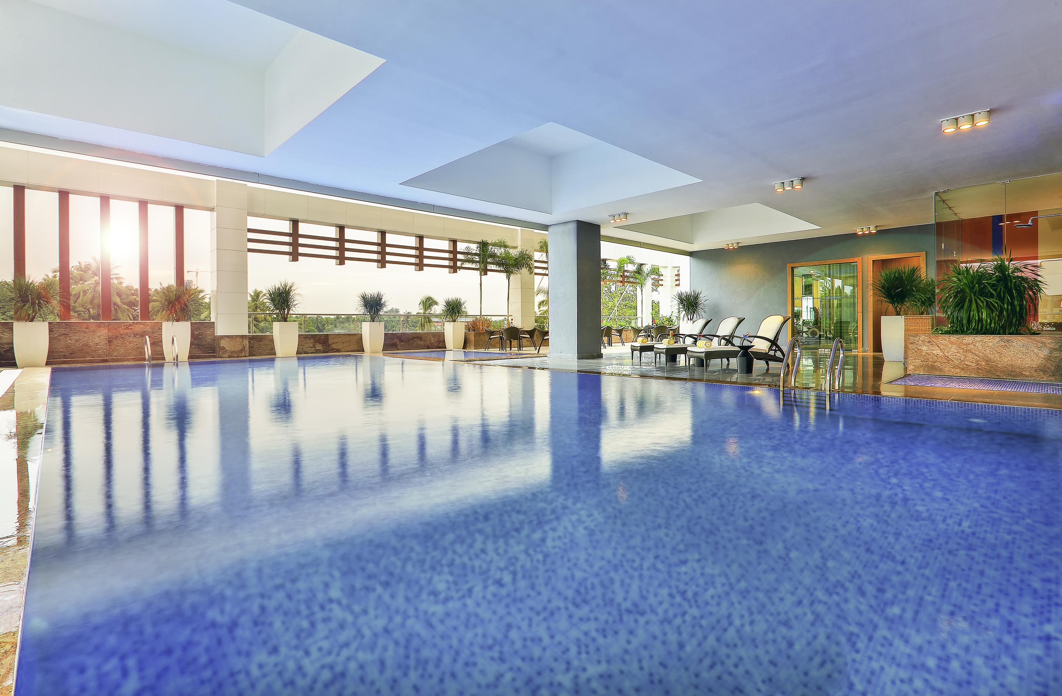 Novotel Chennai Sipcot Extérieur photo The swimming pool at the hotel