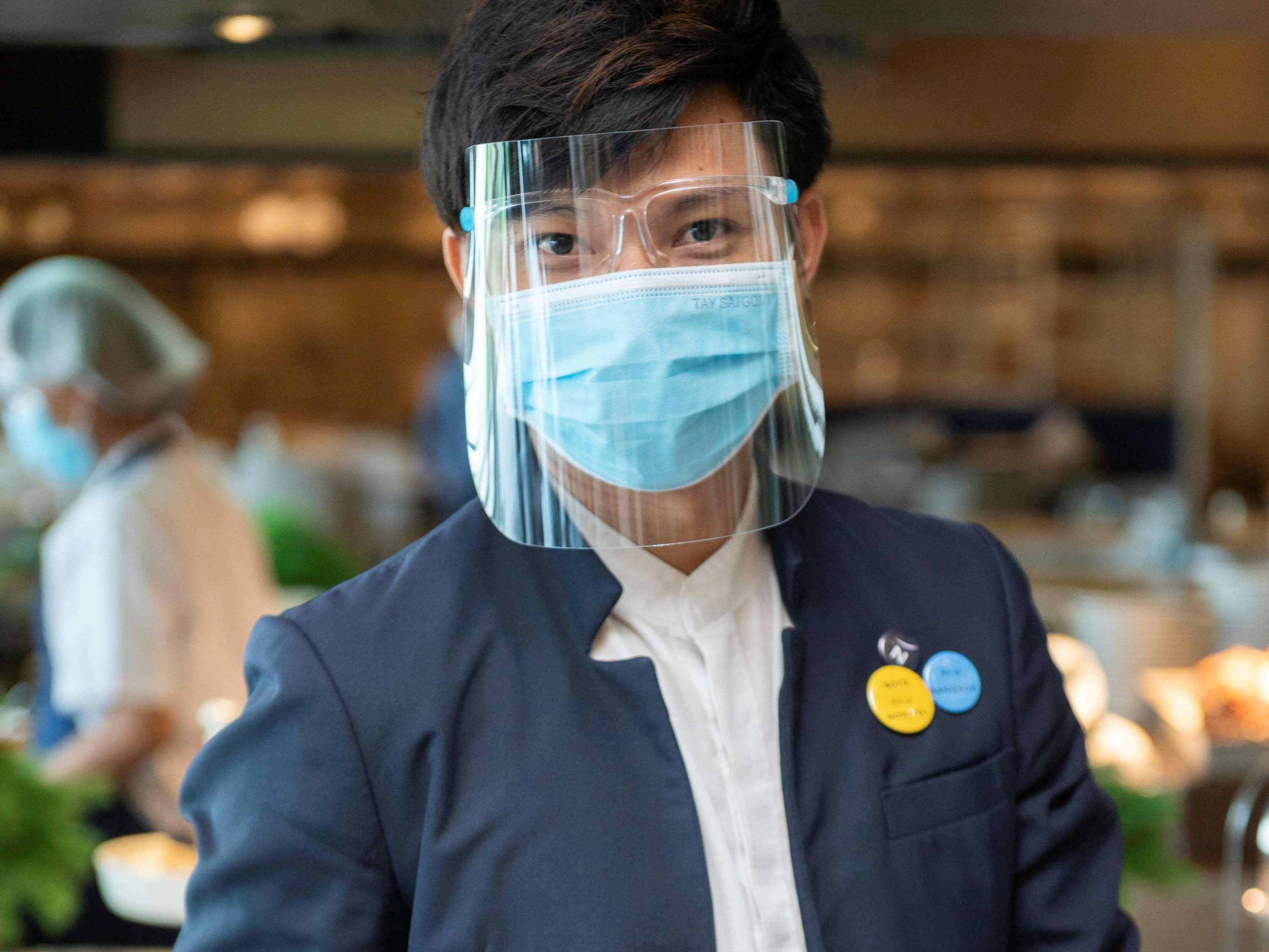 Novotel Chennai Sipcot Extérieur photo A Thai Airways employee wearing a face shield