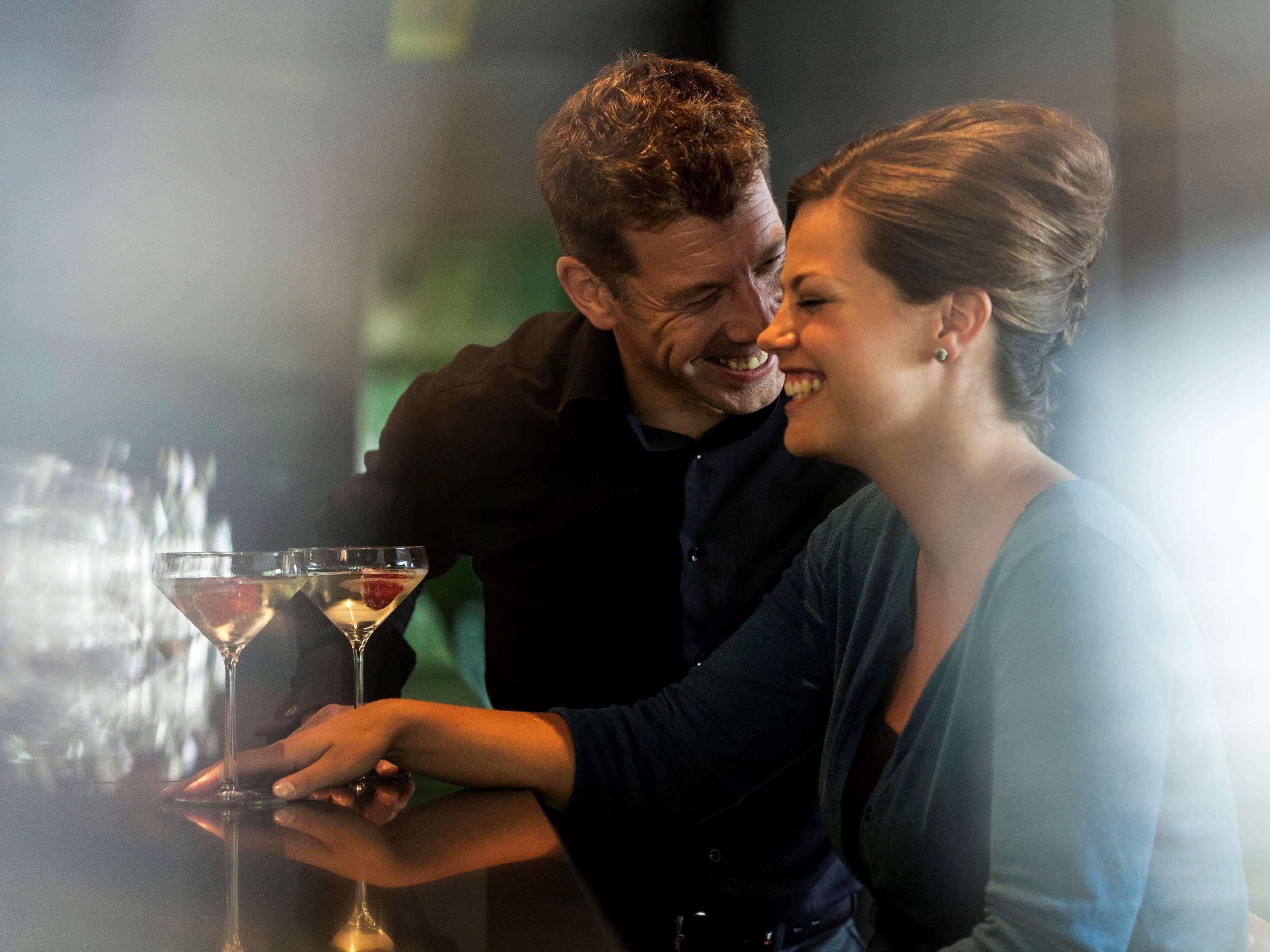 Novotel Chennai Sipcot Extérieur photo A couple flirting