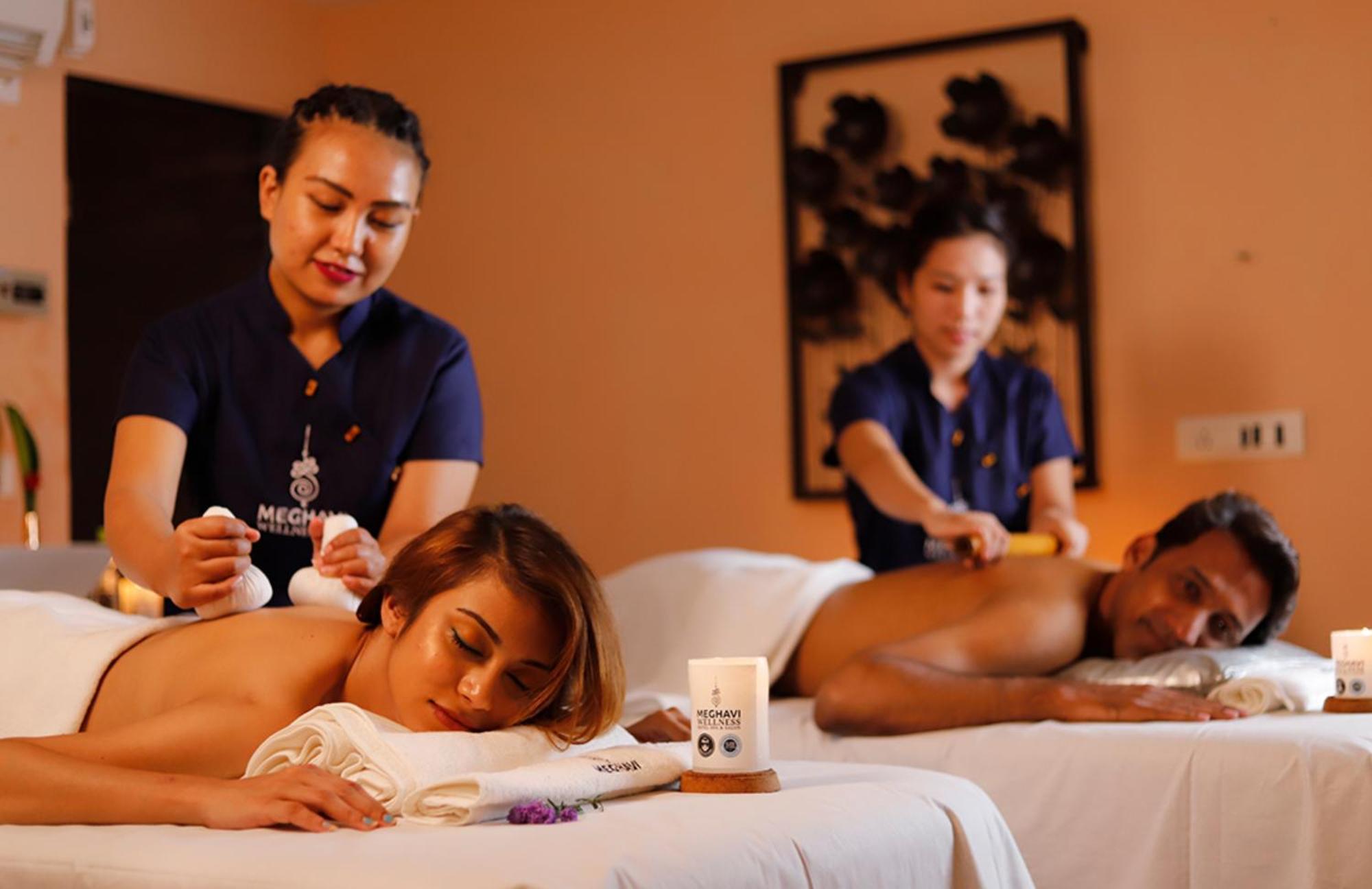 Novotel Chennai Sipcot Extérieur photo Ayurvedic massage at a spa in India