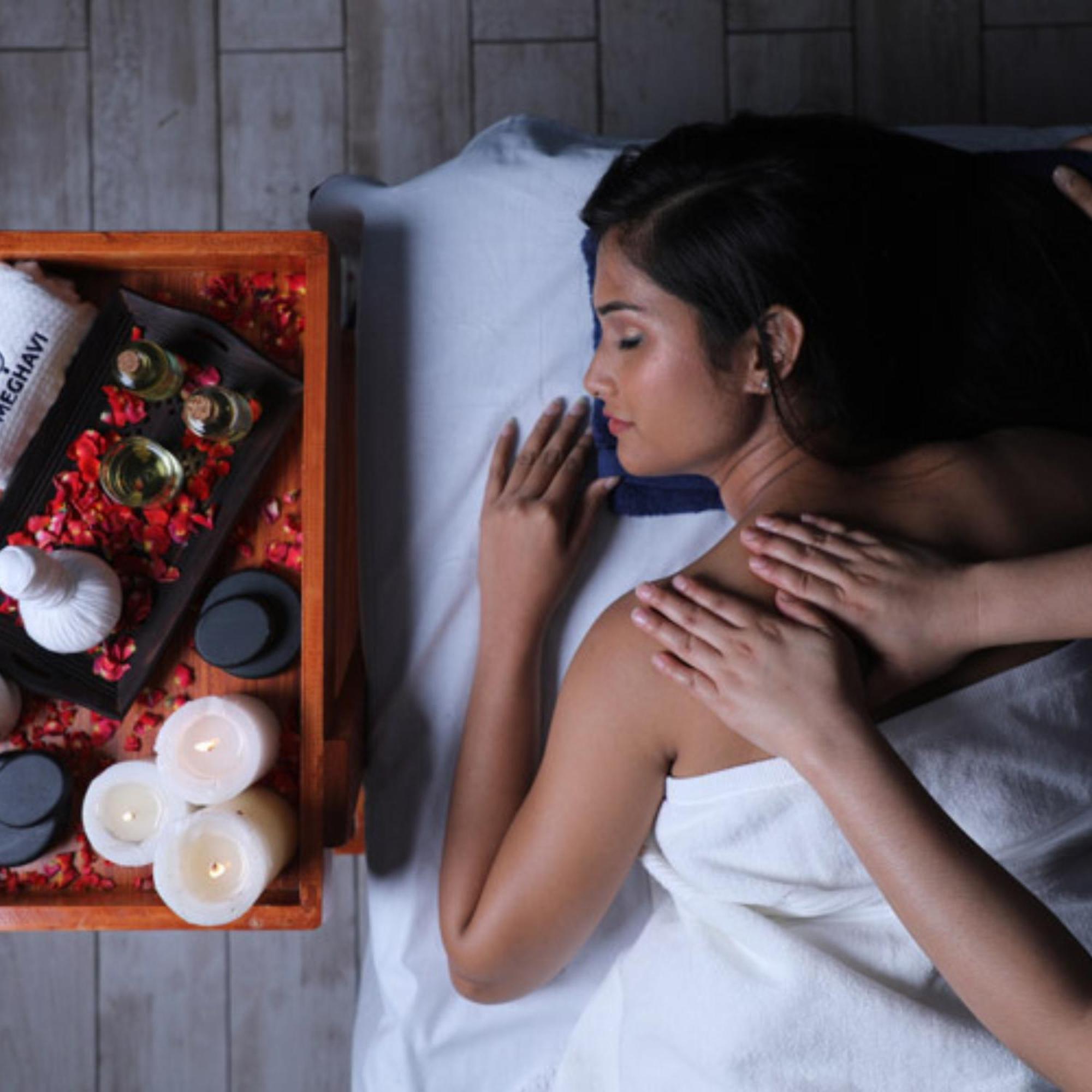 Novotel Chennai Sipcot Extérieur photo A woman receiving a massage