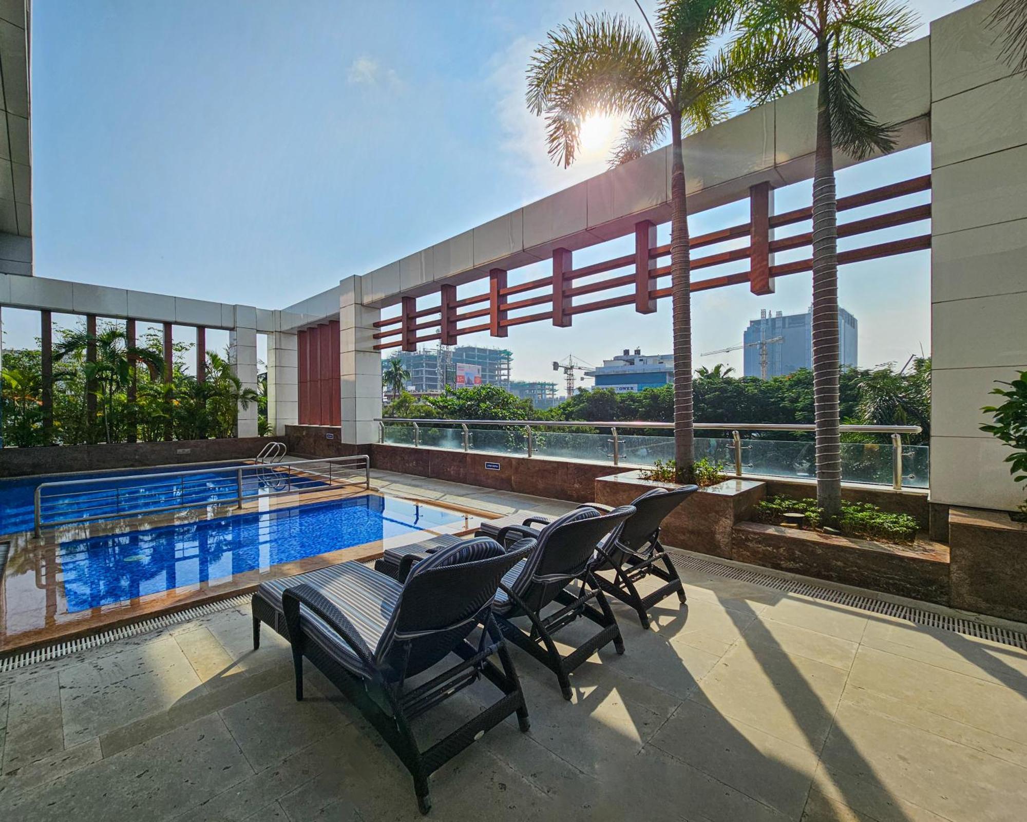Novotel Chennai Sipcot Extérieur photo Rooftop pool
