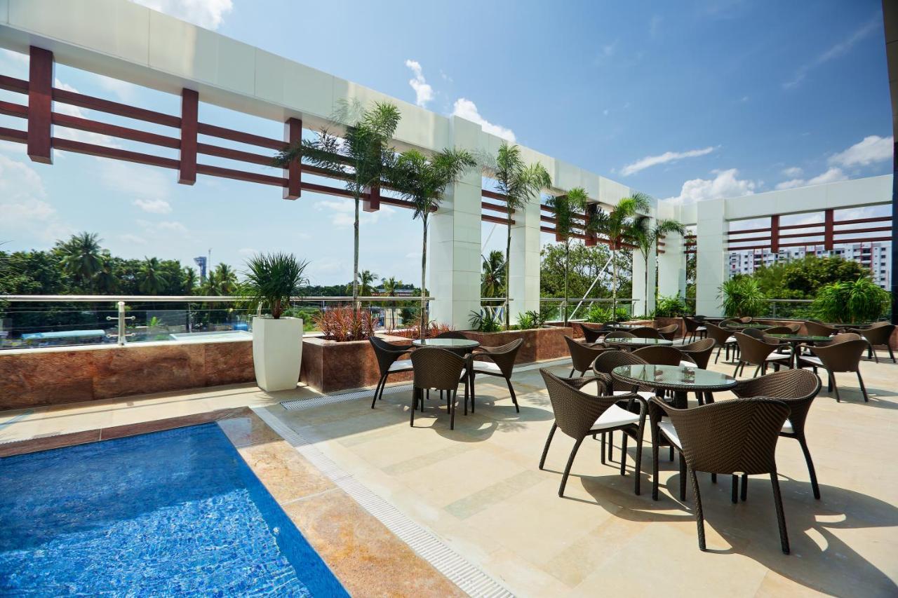 Novotel Chennai Sipcot Extérieur photo Rooftop pool at the hotel