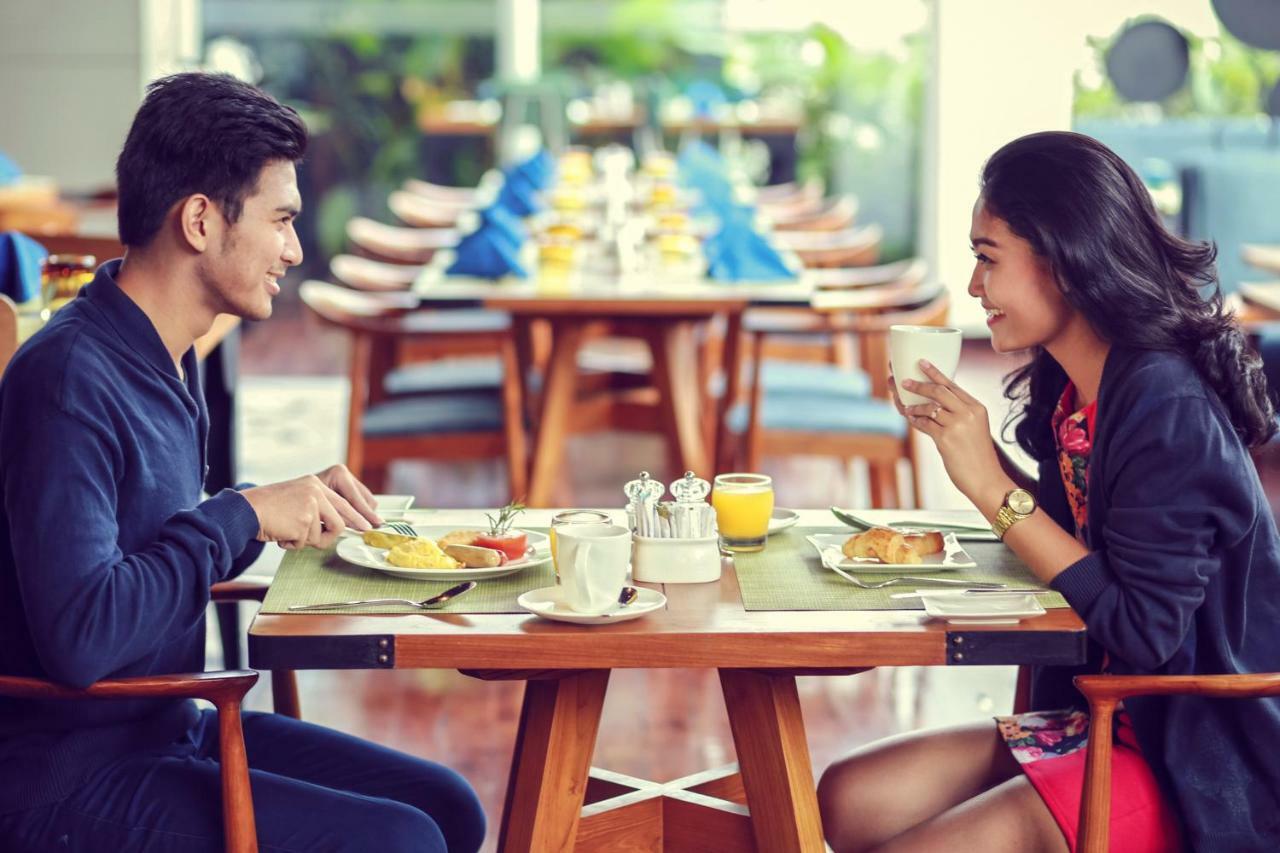 Novotel Chennai Sipcot Extérieur photo A couple eating breakfast