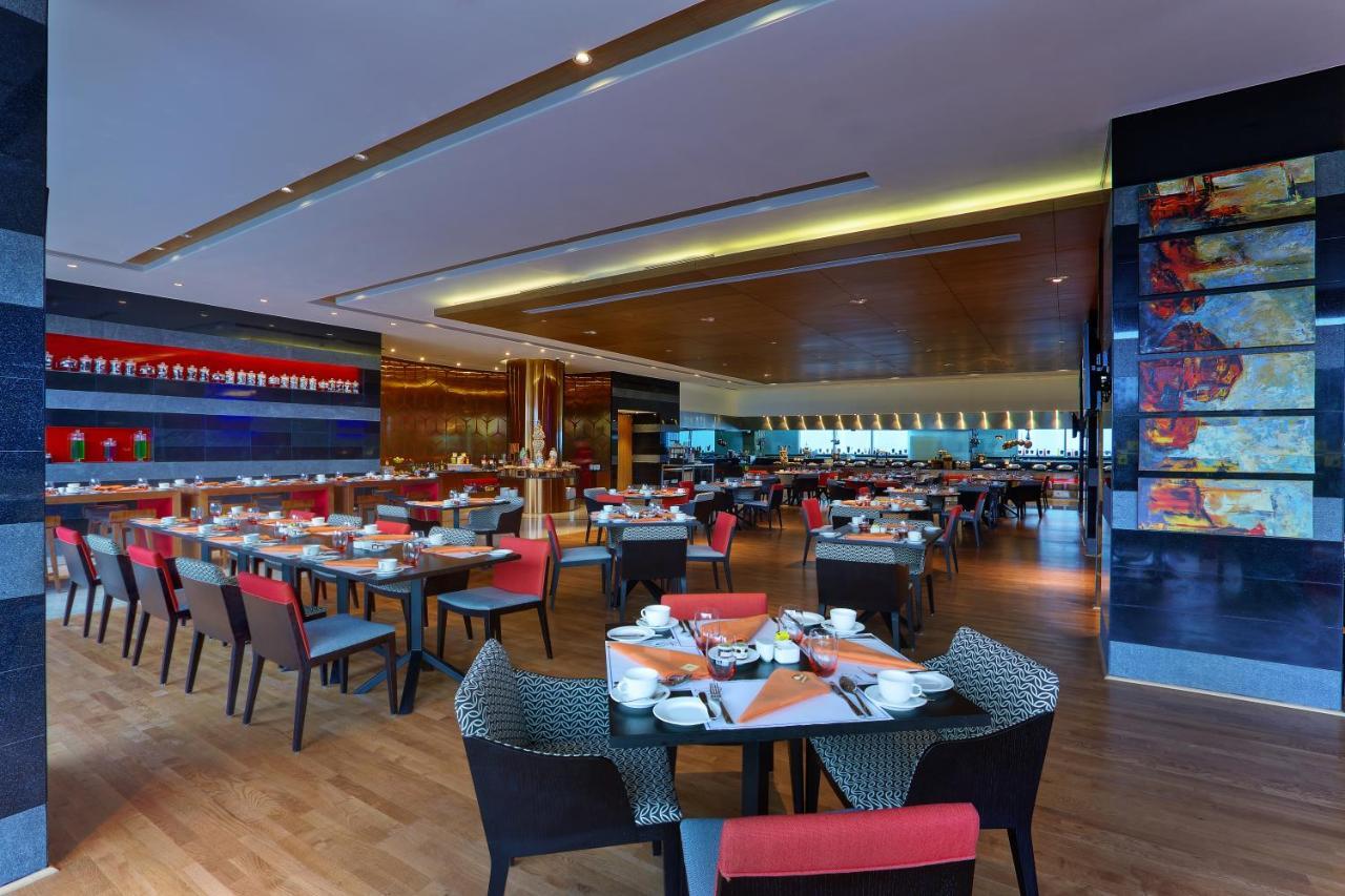 Novotel Chennai Sipcot Extérieur photo The interior of the restaurant