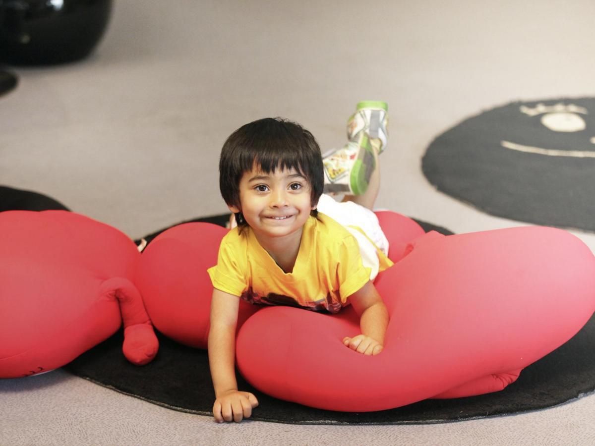 Novotel Chennai Sipcot Extérieur photo A child playing with a bean bag