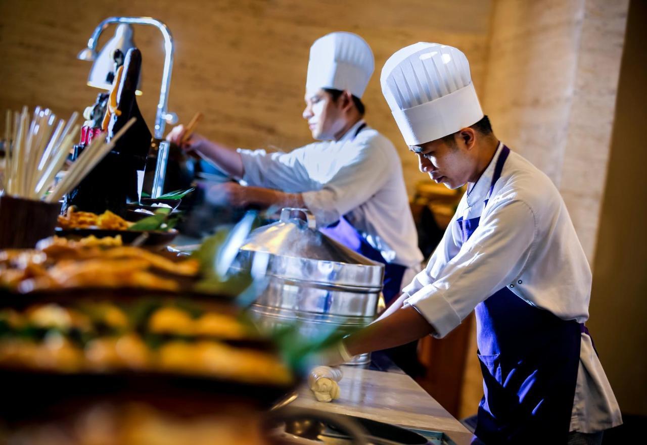 Novotel Chennai Sipcot Extérieur photo A chef at work
