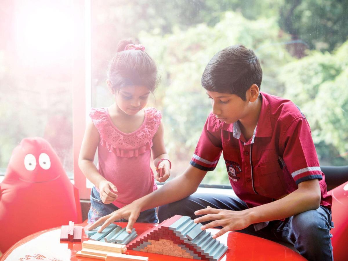 Novotel Chennai Sipcot Extérieur photo Children playing with the piano