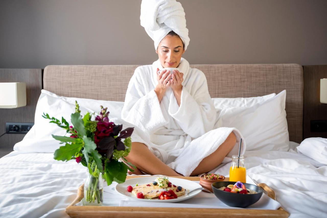 Novotel Chennai Sipcot Extérieur photo A woman in a bathrobe